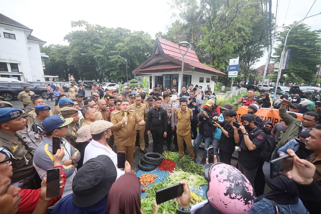 Turun Langsung Temui Pendemo, Appi: Silakan Berdagang, Tapi Bukan di Tempat Terlarang