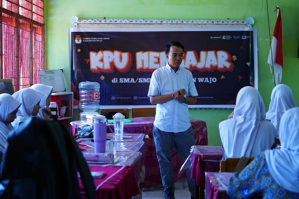 “KPU Mengajar” Program KPU Wajo bersama Pemilih Pemula
